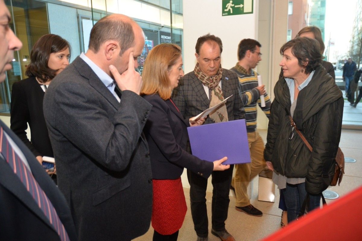 Una portavoz de 'Salvemos a Fracha' entrega una carta a Ana Pastor