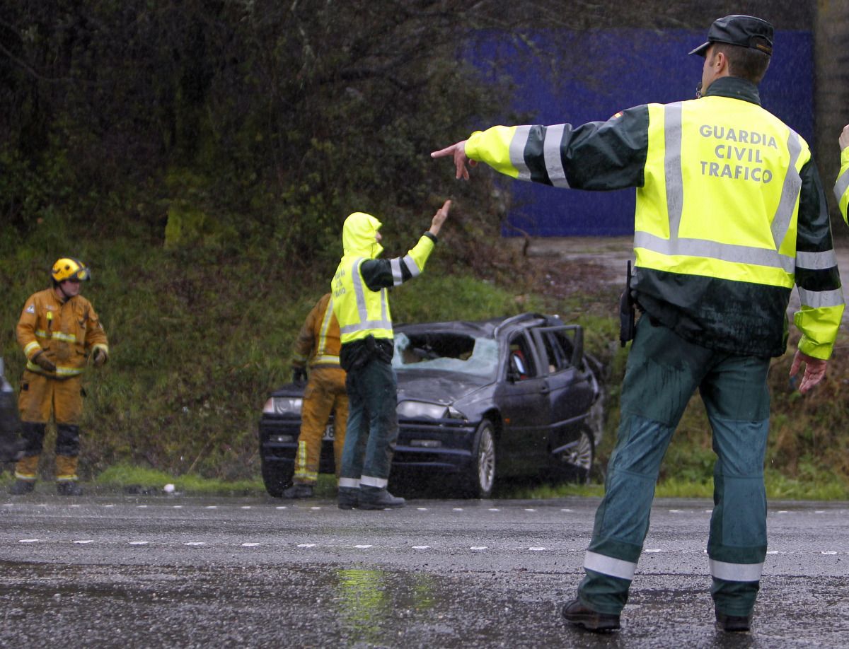 Vehículo implicado en una colisión con tres heridos en Curro, en Barro