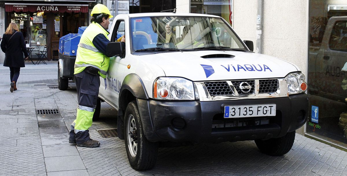 Operarios de Viaqua revisando o estado dos desaugadoiros de pluviais