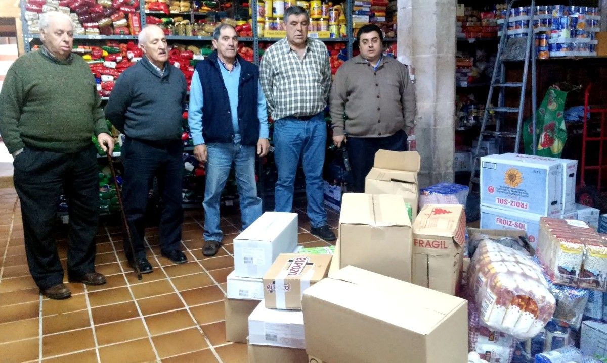 Membros da asociación O Torreiro xunto aos 3.000 kilos de alimentos entregados ao comedor de San Francisco