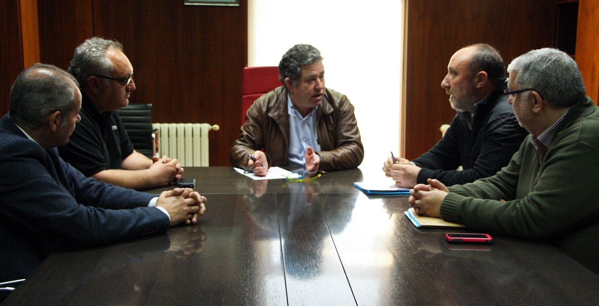 Reunión de Miguel Anxo Fernández Lores y la directiva del Teucro