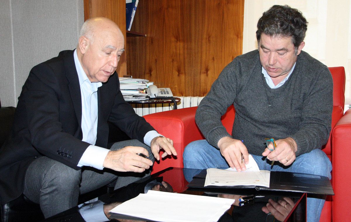 Francisco Martín e Miguel Anxo Fernández Lores firman o convenio do Nacional Infantil de baloncesto