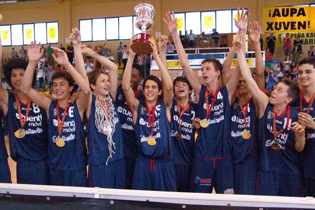 Equipo do Estudiantes celebrando o título nacional infantil en Cambados