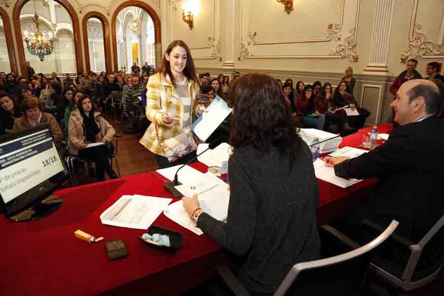 Firma de los contratos de trabajo del Plan de prácticas en Concellos