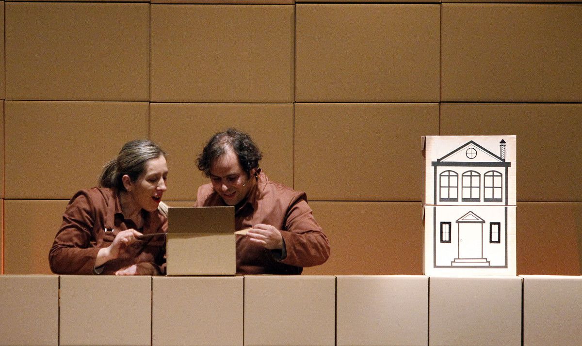 Representación da obra "Luppo" de Baobab Teatro no Salón do Libro