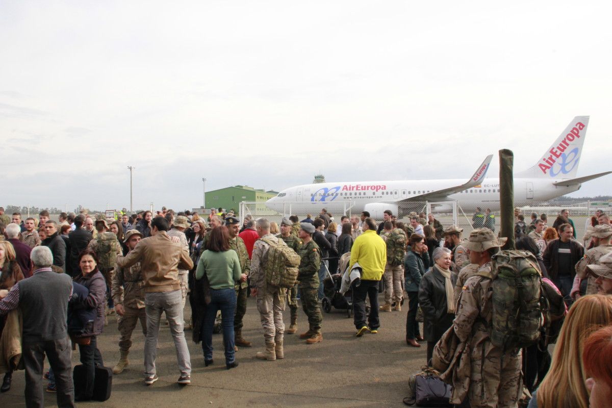 Encontro entre familiares e militares no regreso dos efectivos da Brilat que participaron na misión ASPFOR XXXVI en Afganistán