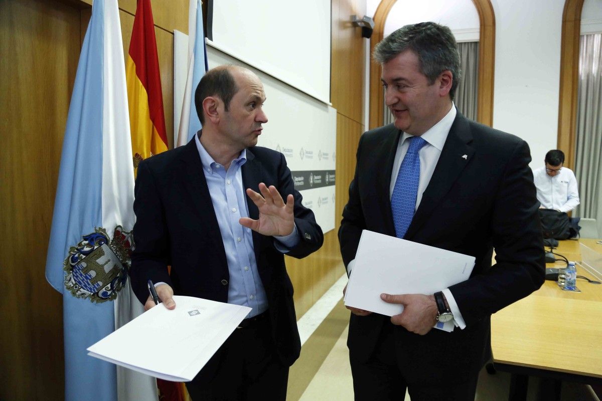 O presidente provincial Rafael Louzán e o director de Banca Institucional de Abanca, Santiago Novoa