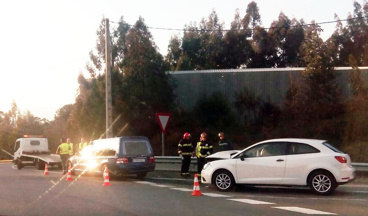 Accidente entre un turismo e un coche fúnebre en Vilagarcía