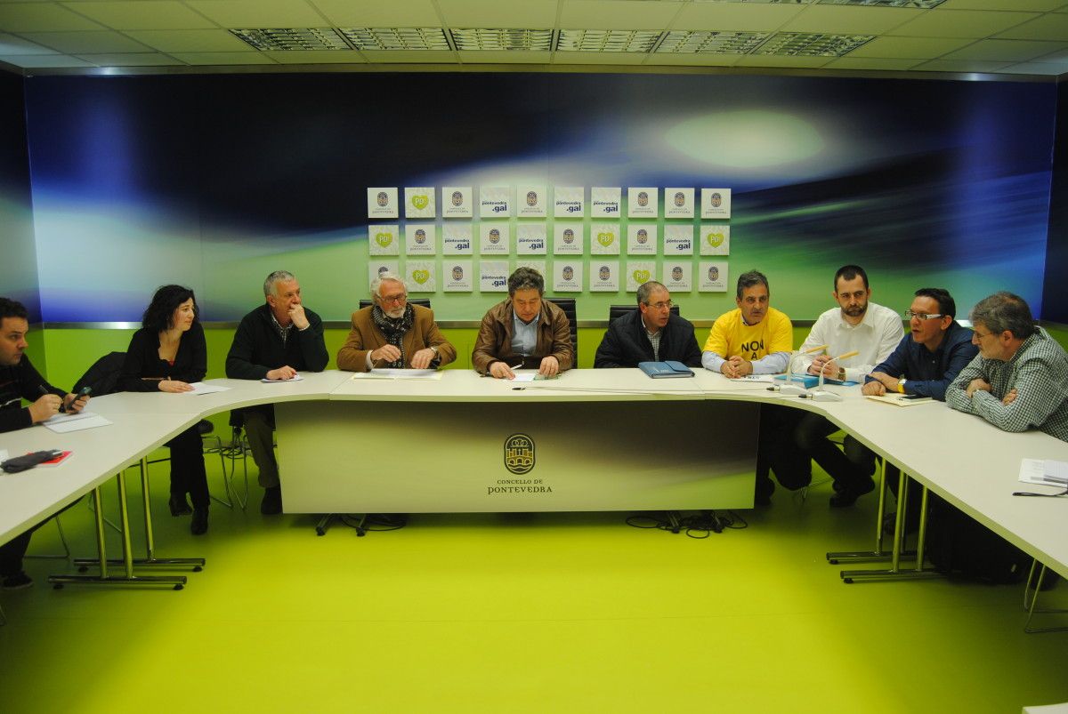 Miguel Anxo Fernández Lores cos representantes sindicais dos xulgados pontevedreses
