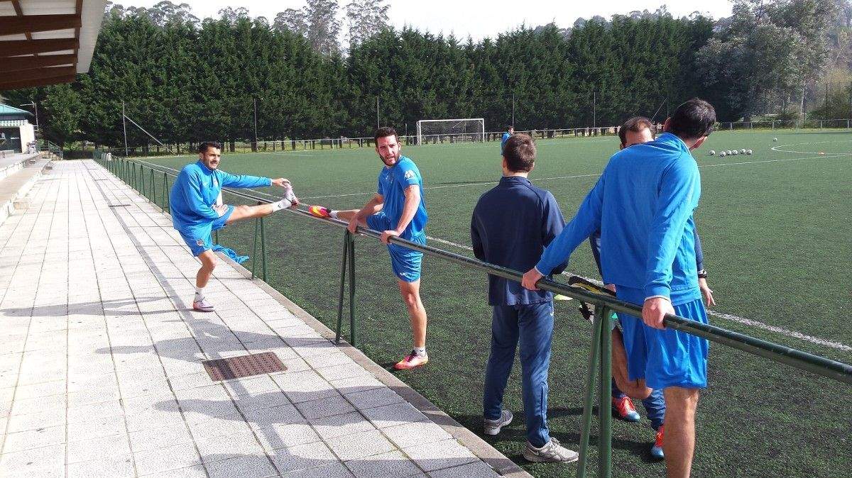 Tubo, Pedro García e Capi (de costas) realizando estiramentos na Xunqueira Tubo, Pedro García e Capi (de costas) realizando estiramentos na Xunqueira