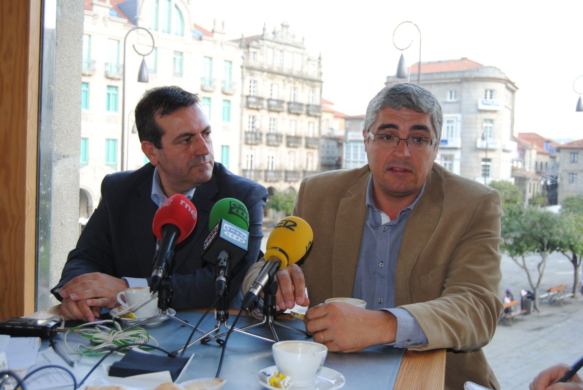 Carlos Aymerich e Luis Bará, candidatos do BNG, durante o encontro cos medios Carlos Aymerich e Luis Bará, candidatos do BNG, durante o encontro cos medios