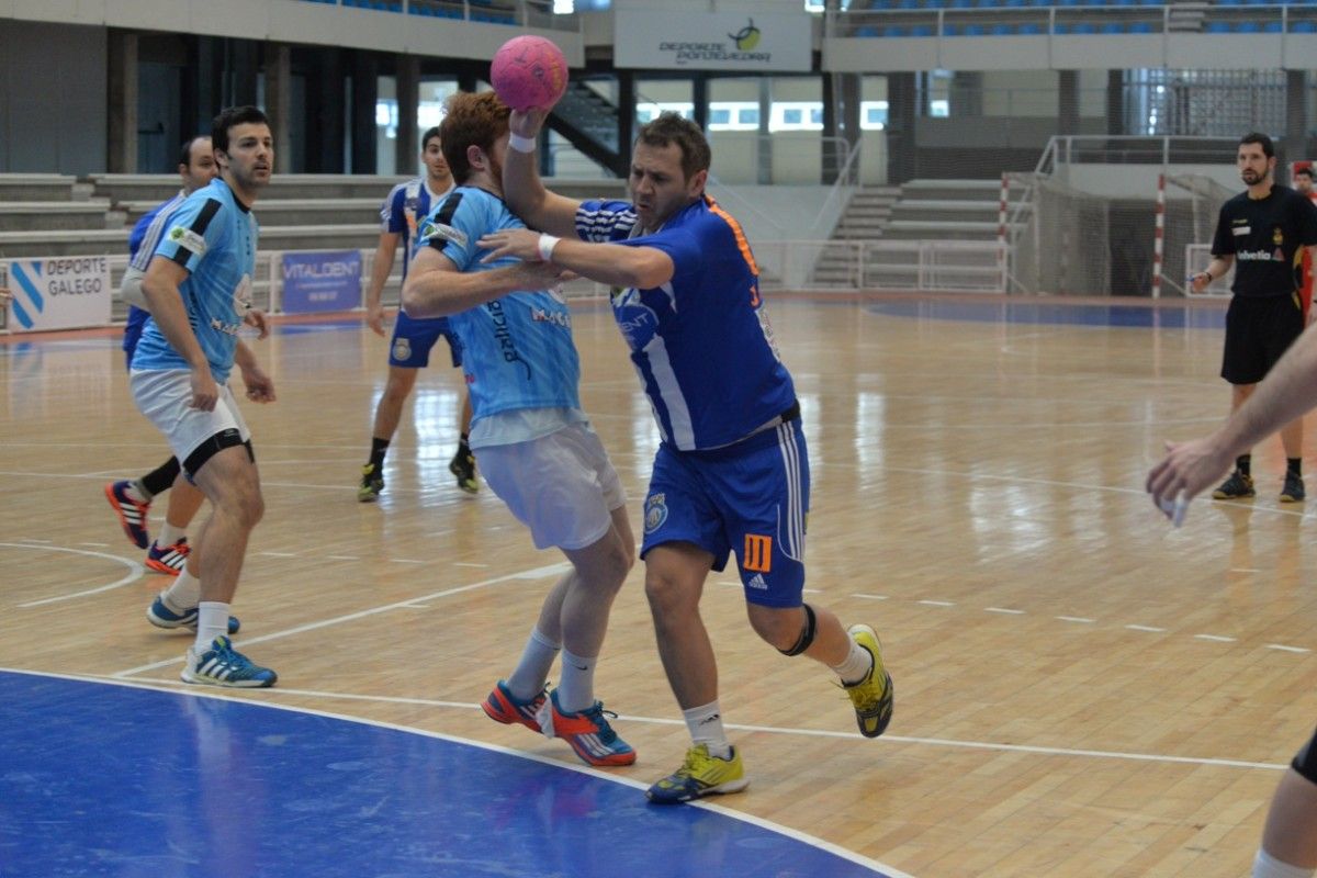 Partido entre BM Pontevedra y Seis Do Nadal en el Municipal