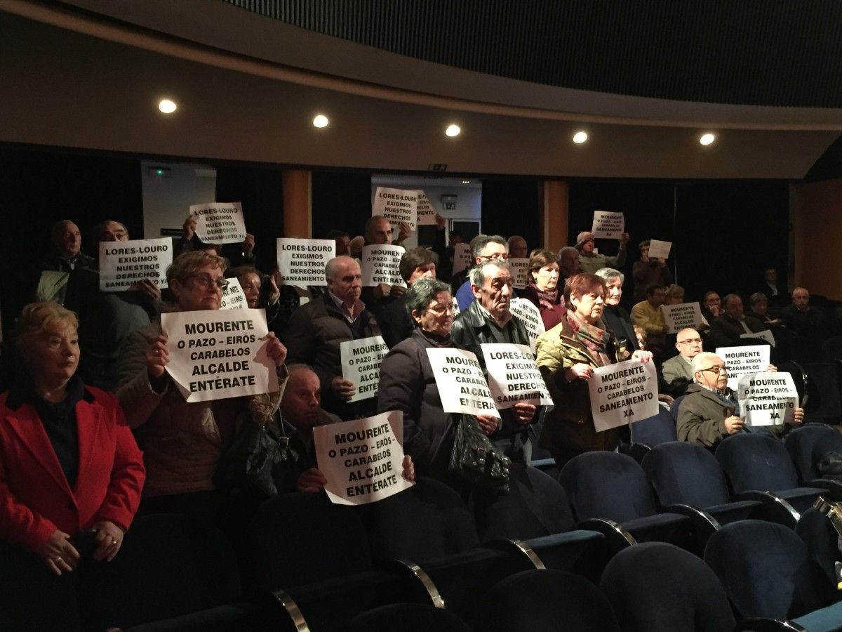 Veciños de Mourente sen saneamento no Pleno municipal