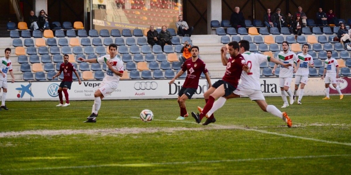 Centrón anticípase a Iván para marcar o primeiro gol do partido entre Pontevedra e Laracha en Pasarón Centrón anticípase a Iván para marcar o primeiro gol do partido entre Pontevedra e Laracha en Pasarón