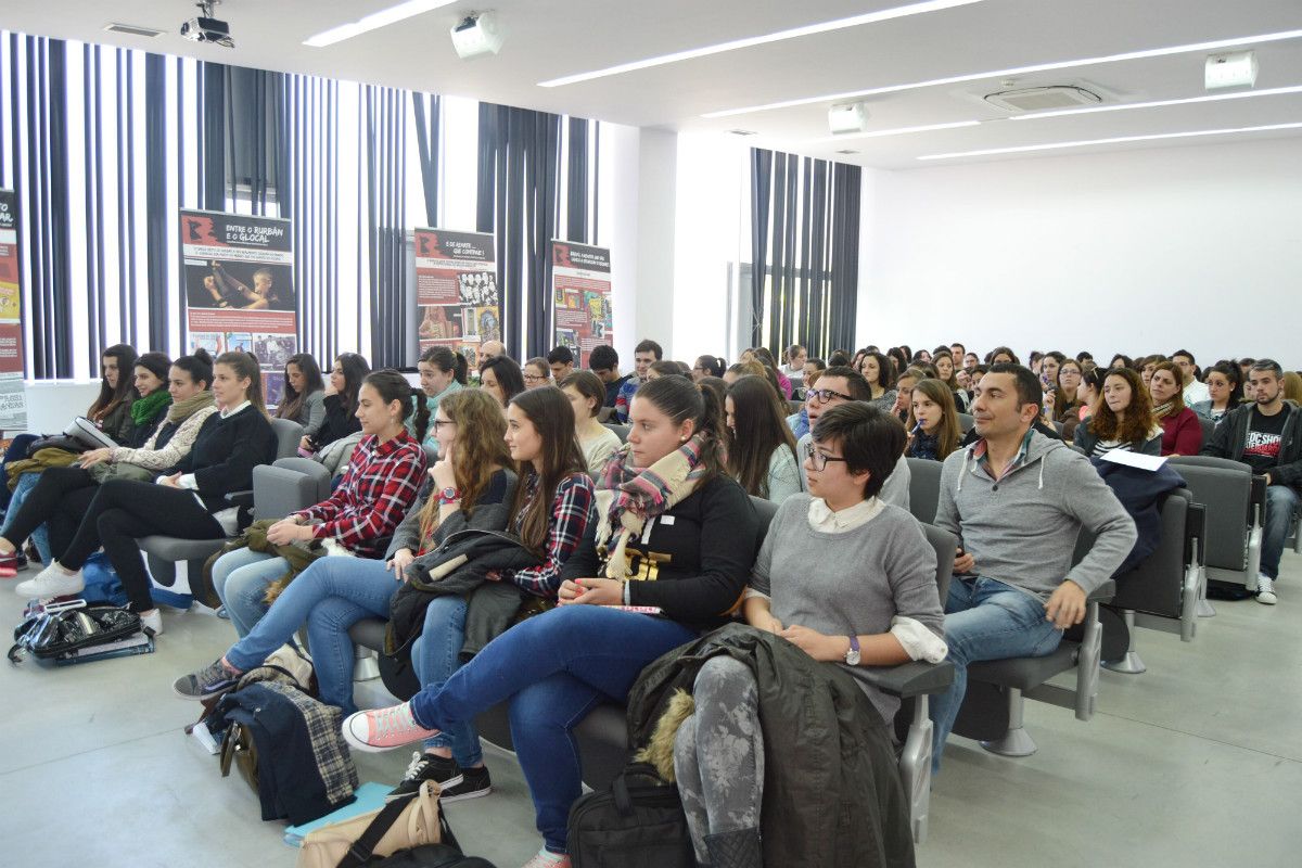 Asistentes a la conferencia de Xurxo Souto con motivo de la exposición 'Bravú XX. Tanta paixón quen poderá detela!'
