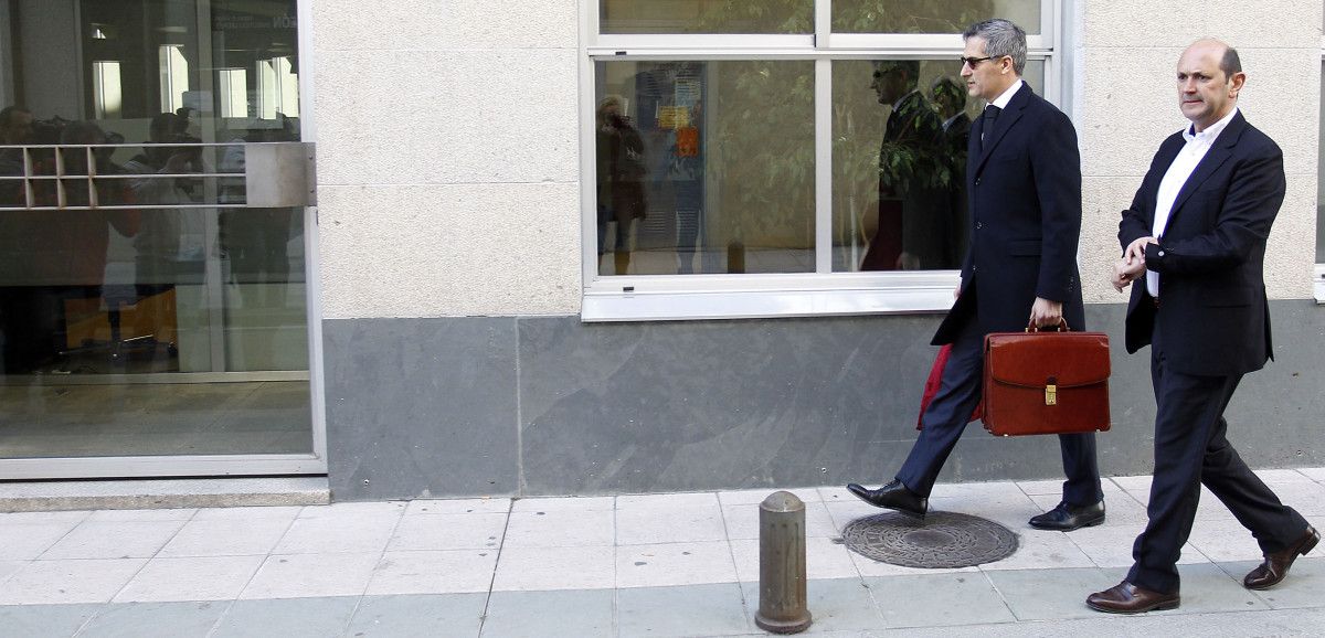 Rafael Louzán y su abogado a su llegada a los juzgados de Cambados
