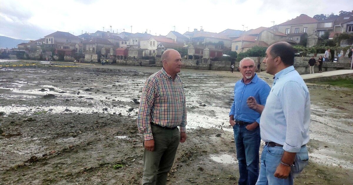 O alcalde de Poio, Ángel Moldes, visita a zona onde se traballou no arranxo do colector xeral de saneamento