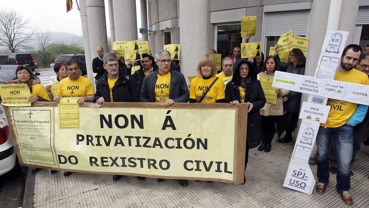 Protesta ante os xulgados da Parda contra a privatización do rexistro civil