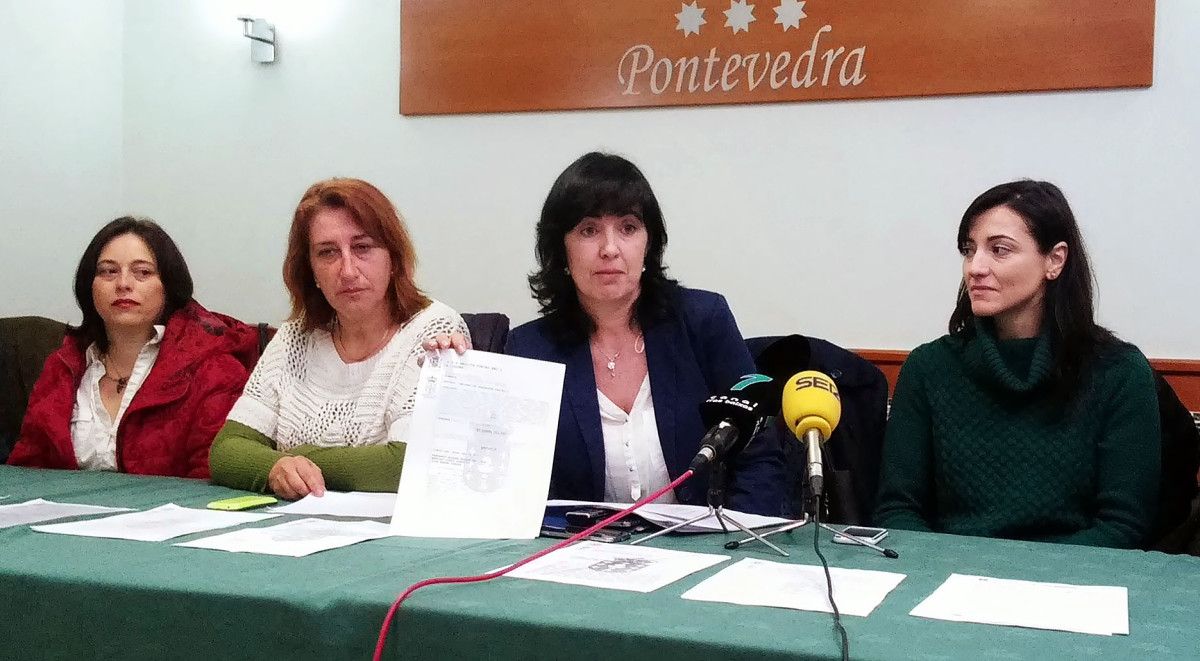 Carolina Iñarrea, portavoz de Prosagal, muestra una sentencia