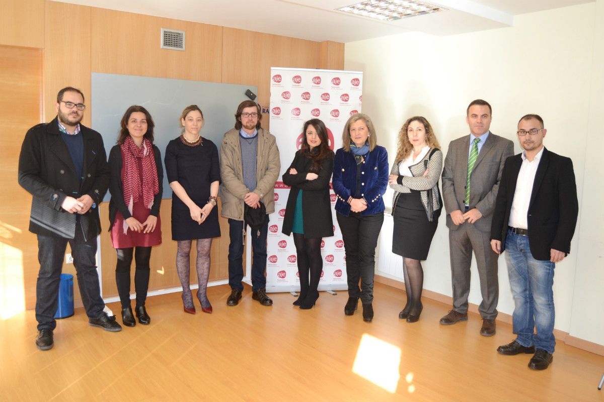 Entrega de las llaves de los despachos a los premiados con el Incuvi Emprende
