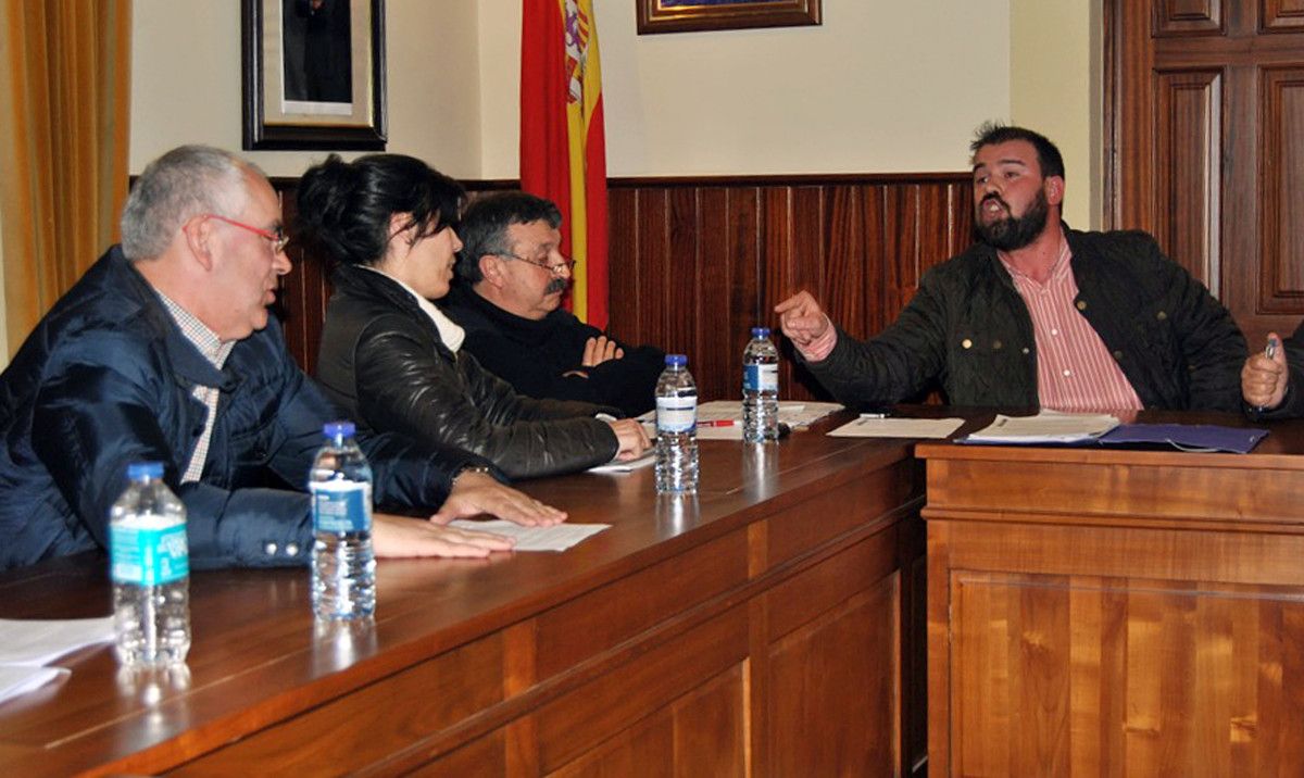 Discusión entre Jorge Canda y Enrique Vaqueiro en el Pleno de A Lama