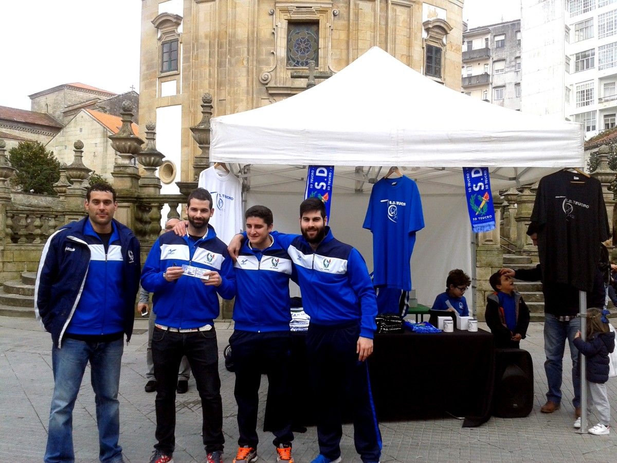 Xogadores do Teucro reparten entradas na Peregrina