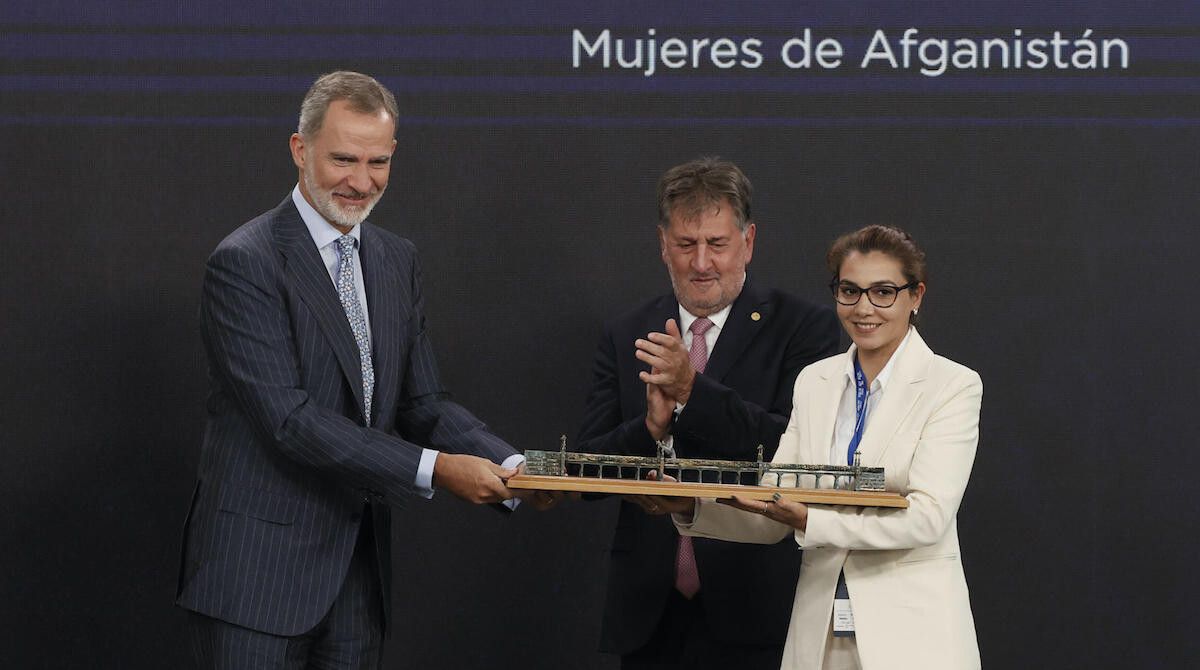 Felipe VI entregando o premio do Foro La Toja ás mulleres afgás