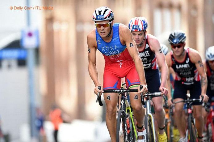 Javier Gómez Noya no tramo de ciclismo en Auckland