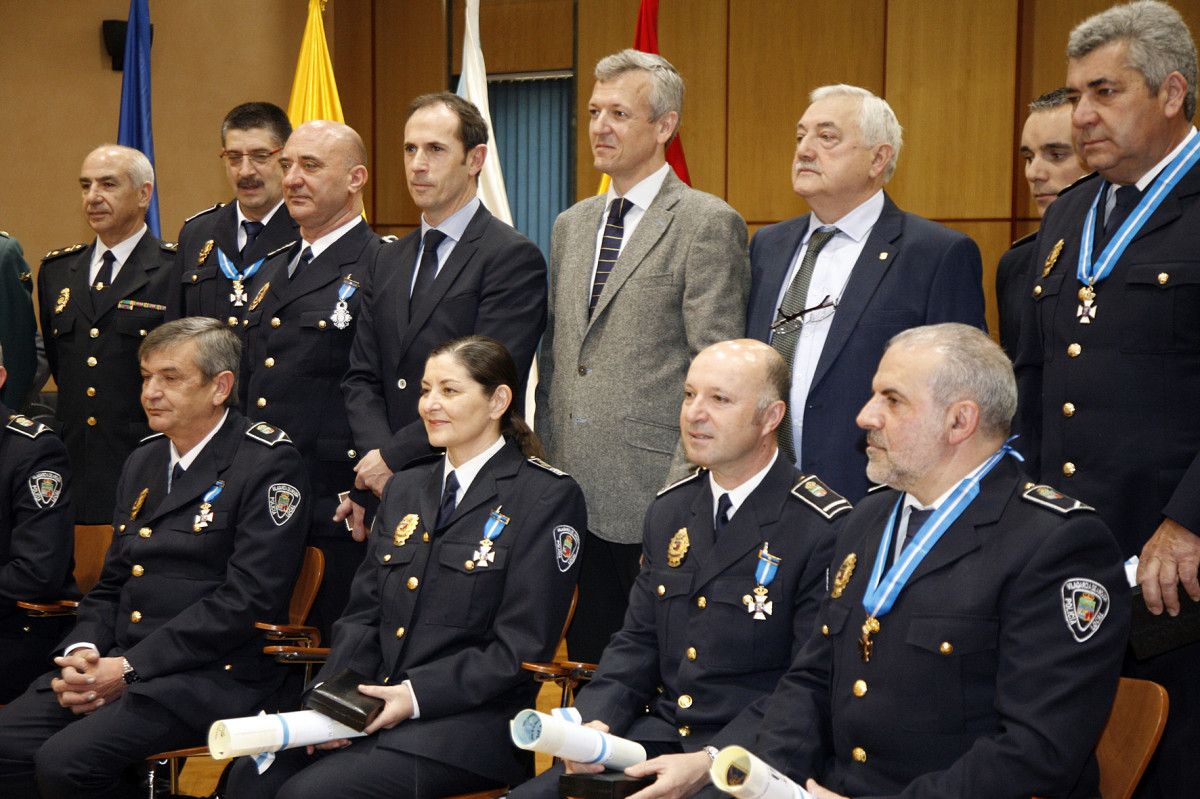 Alfonso Rueda con algunos de los policías locales homenajeados