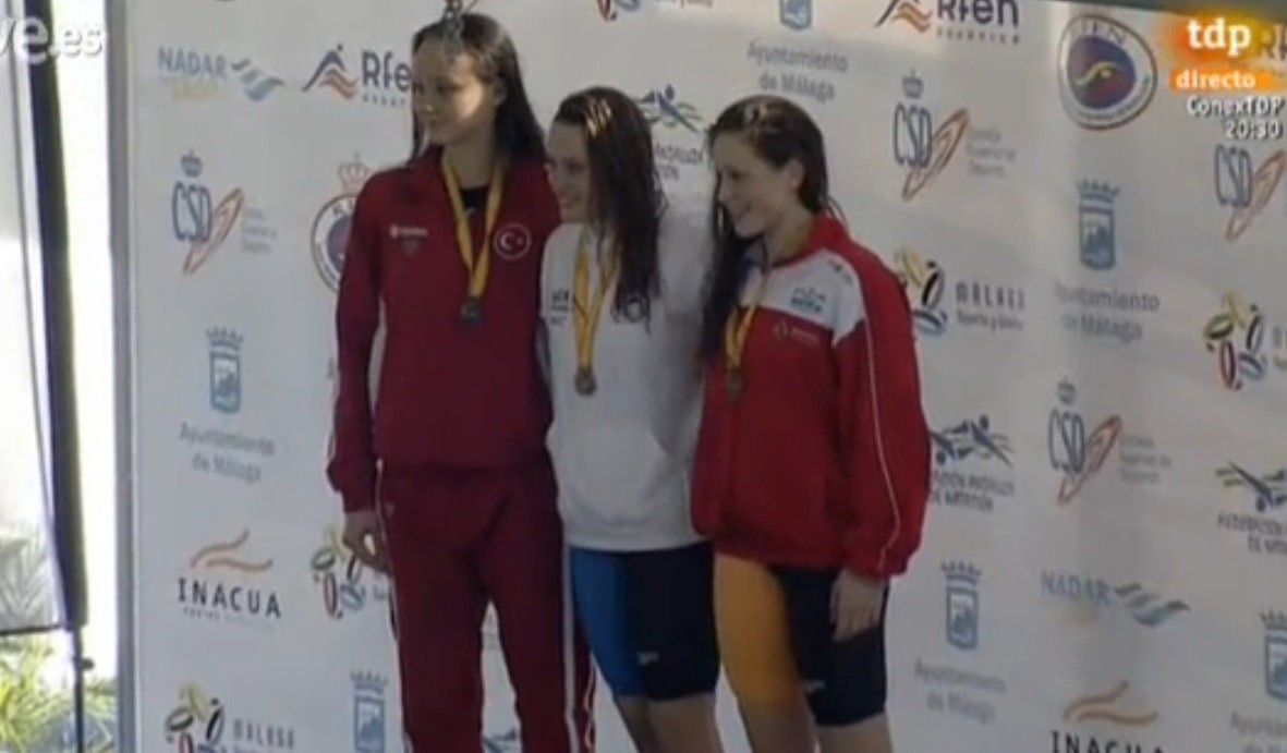 Bea Gómez, en el podio del Nacional Open de Málaga tras ser tercera en los 200 estilos