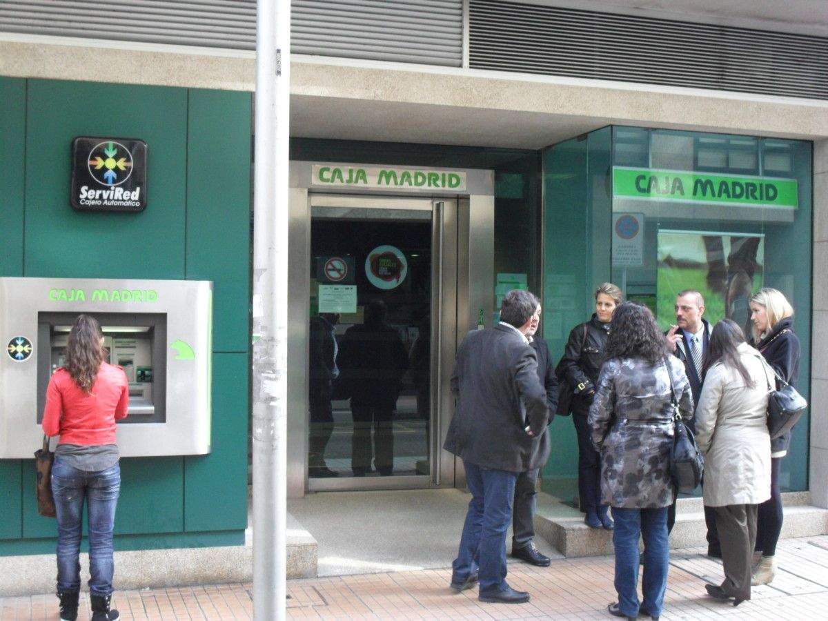 Trabajadores de Bankia en la oficina de la rúa Castelao