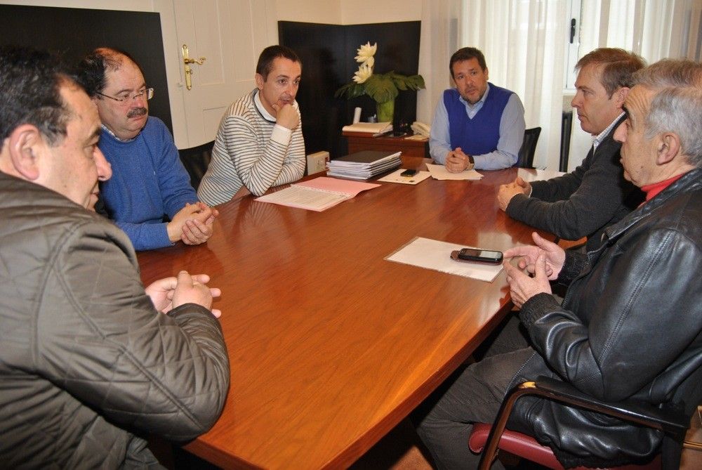 Reunión para organizar o concurso de pesca da Festa da troita