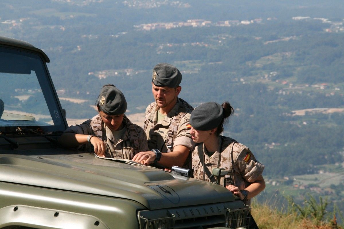 Tres militares da Brilat revisan a folla de ruta a seguir durante unha patrulla por montes de Pontevedra
