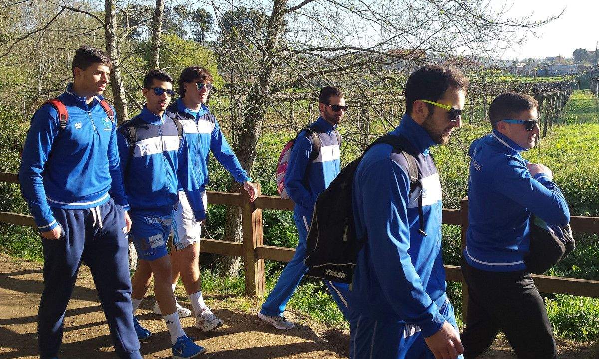 Marcha de sendeirismo dos xogadores do Teucro na Ruta da Auga