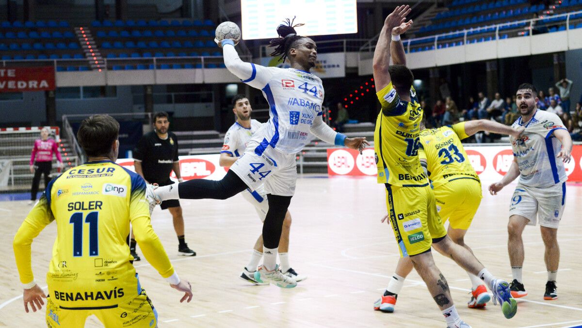 Partido de liga entre Cisne y Trops Málaga en el Municipal