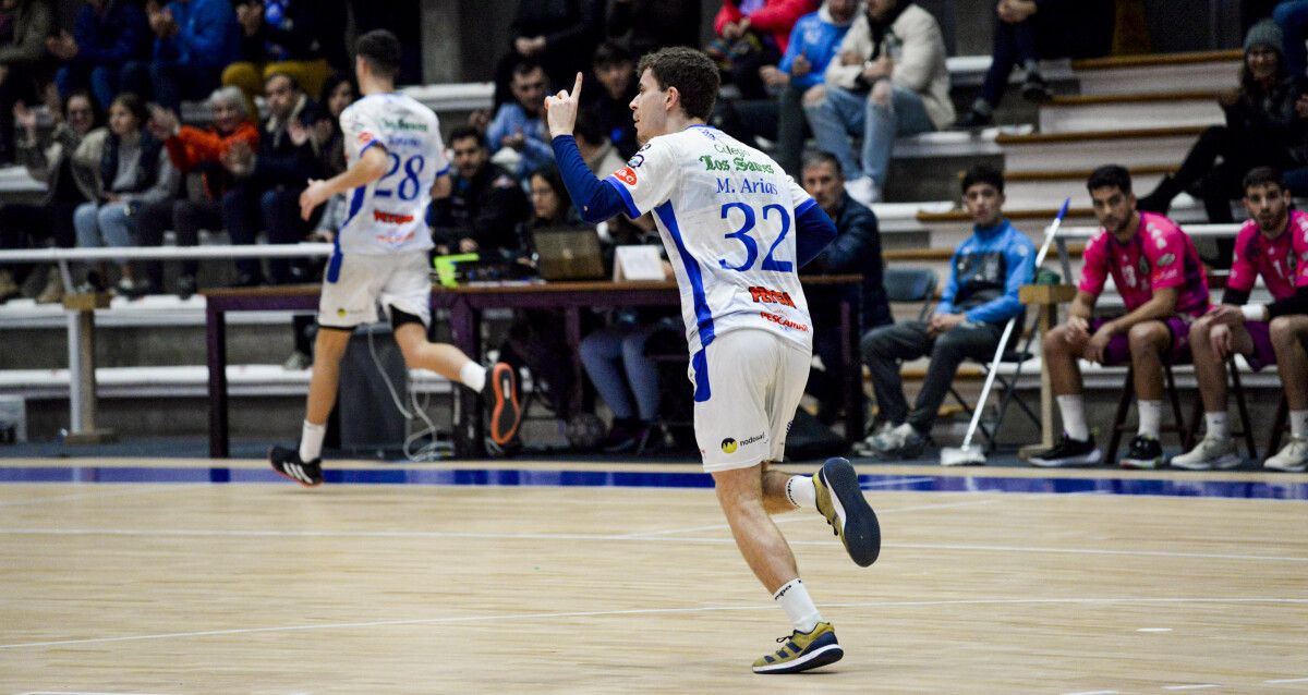 Partido de liga entre Cisne e Dólmenes Antequera no Municipal