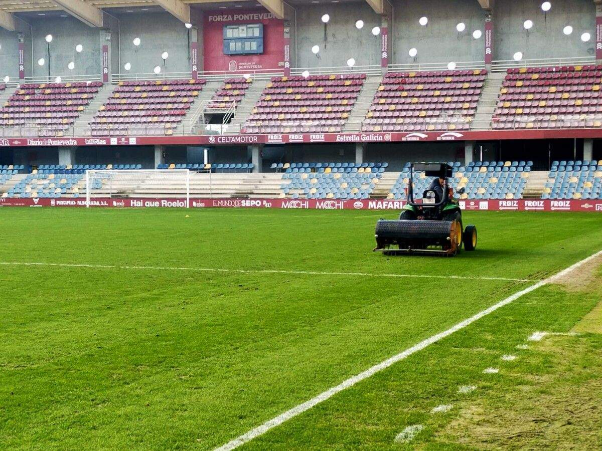 Tareas de mantenimiento en el césped del Estadio Municipal de Pasarón
