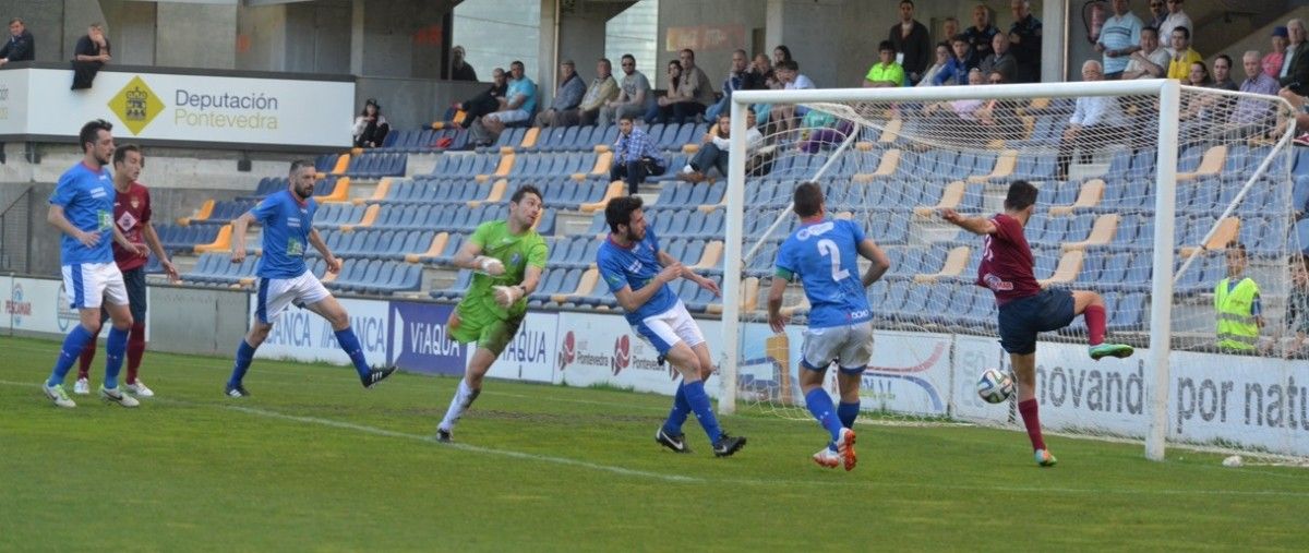 Jorge consegue con este remate o primeiro gol do Pontevedra sobre o Barbadás en Pasarón Jorge consegue con este remate o primeiro gol do Pontevedra sobre o Barbadás en Pasarón