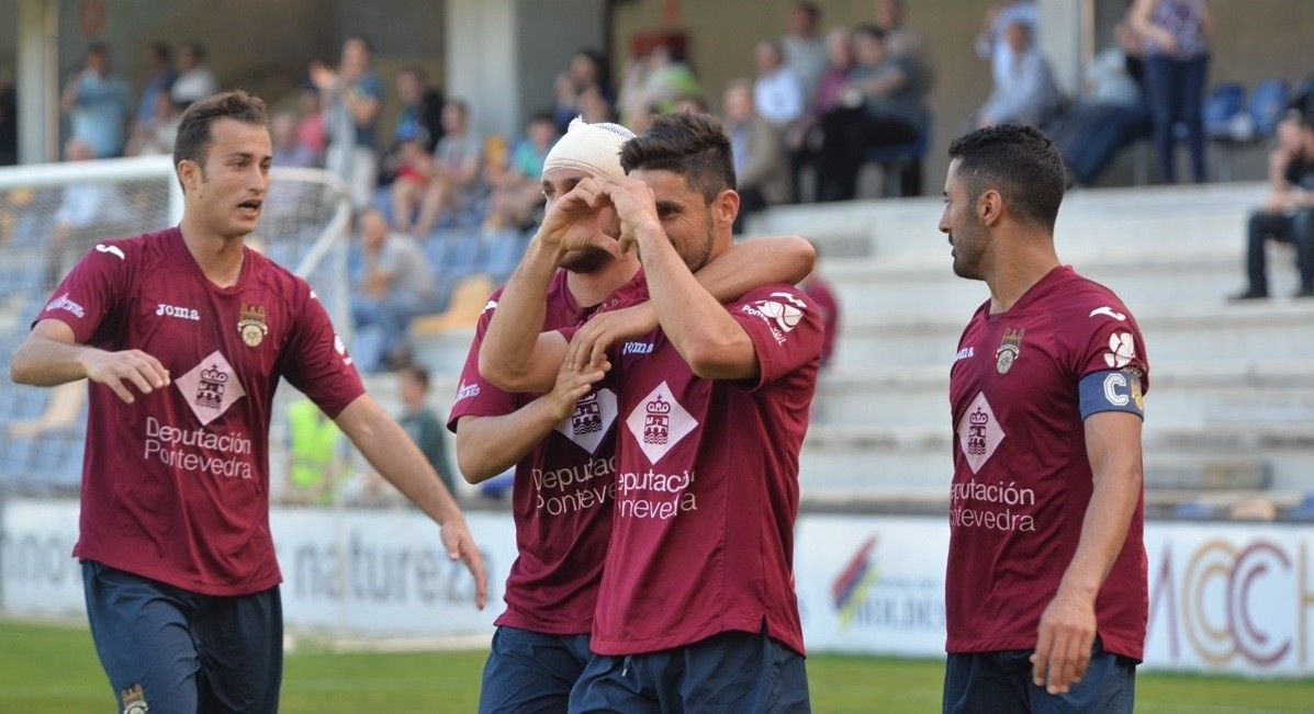 Os xogadores do Pontevedra felicitan a Jorge tras conseguir o primeiro gol fronte ao Barbadás en Pasarón