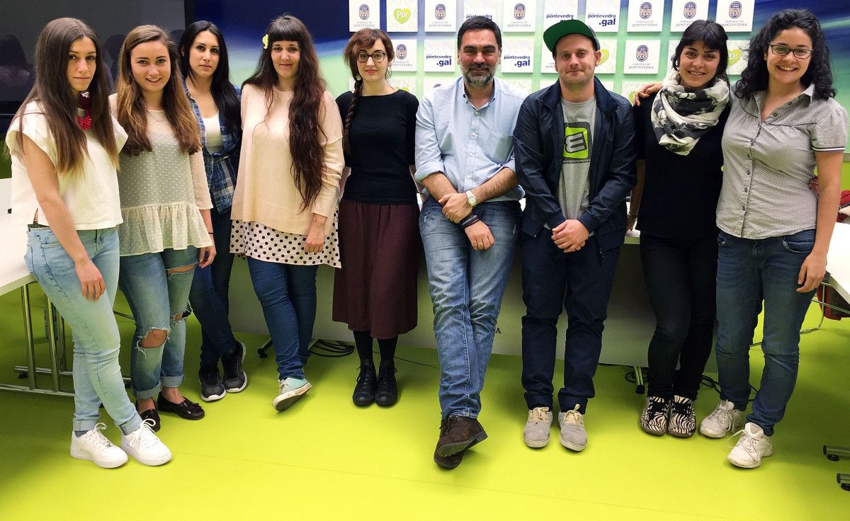 Participantes en la iniciativa cultural "Artistas na rúa"