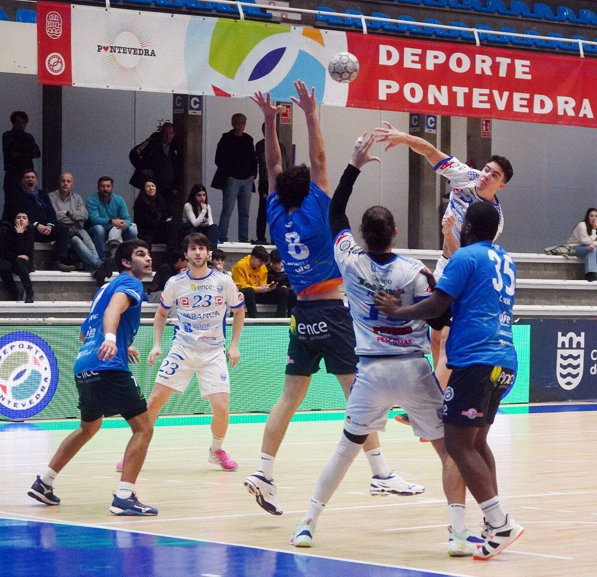 Partido entre Cisne y Teucro en el III Torneo Internacional Cidade de Pontevedra