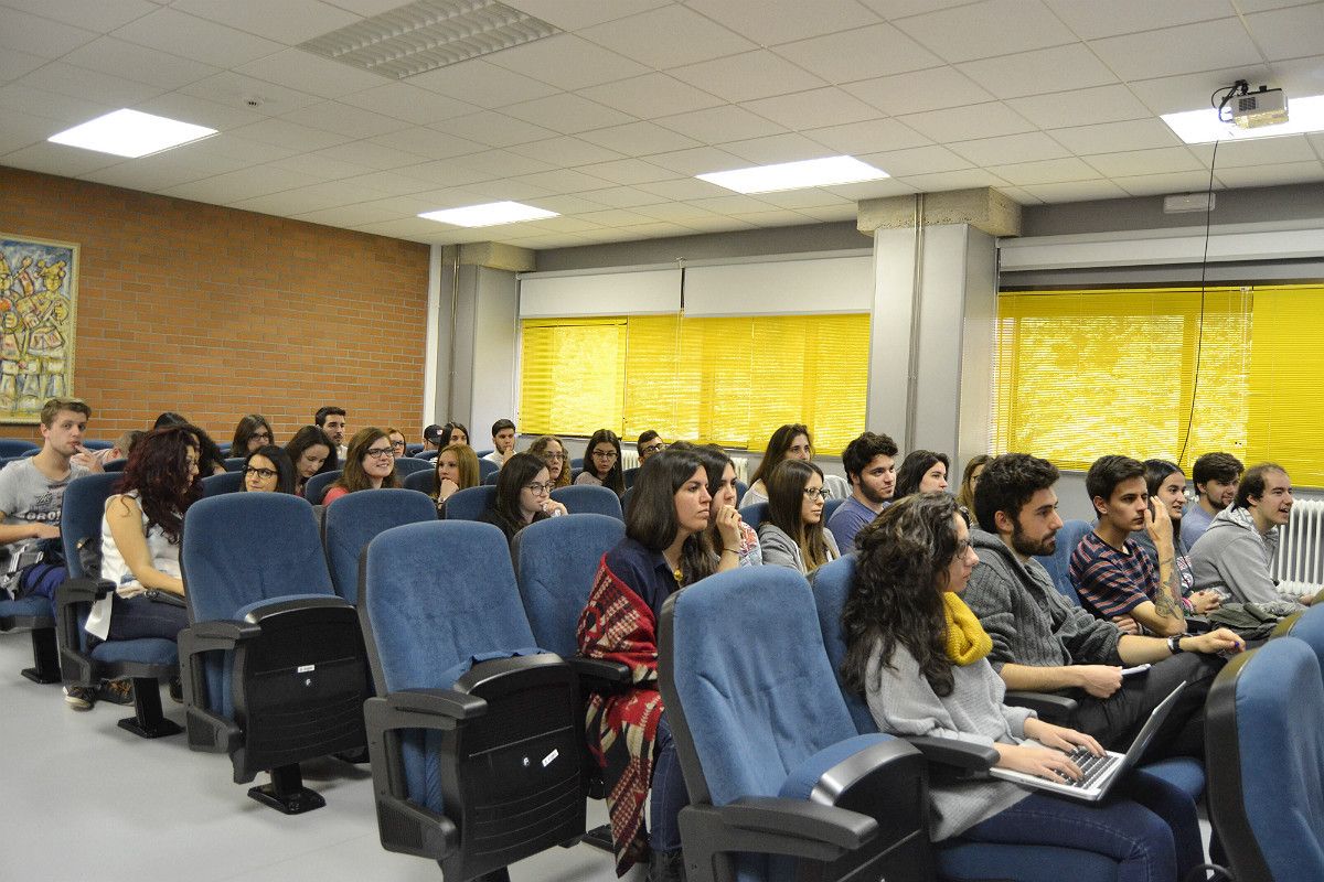 Estudantes da Facultade de Ciencias Sociais asisten ao relatorio de Marta Pazos