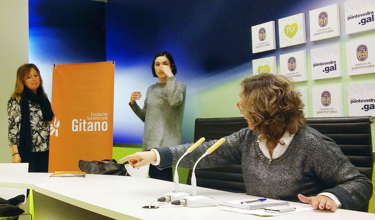 Representantes de la Fundación del Secretariado Gitano con la concejala Carmen Fouces