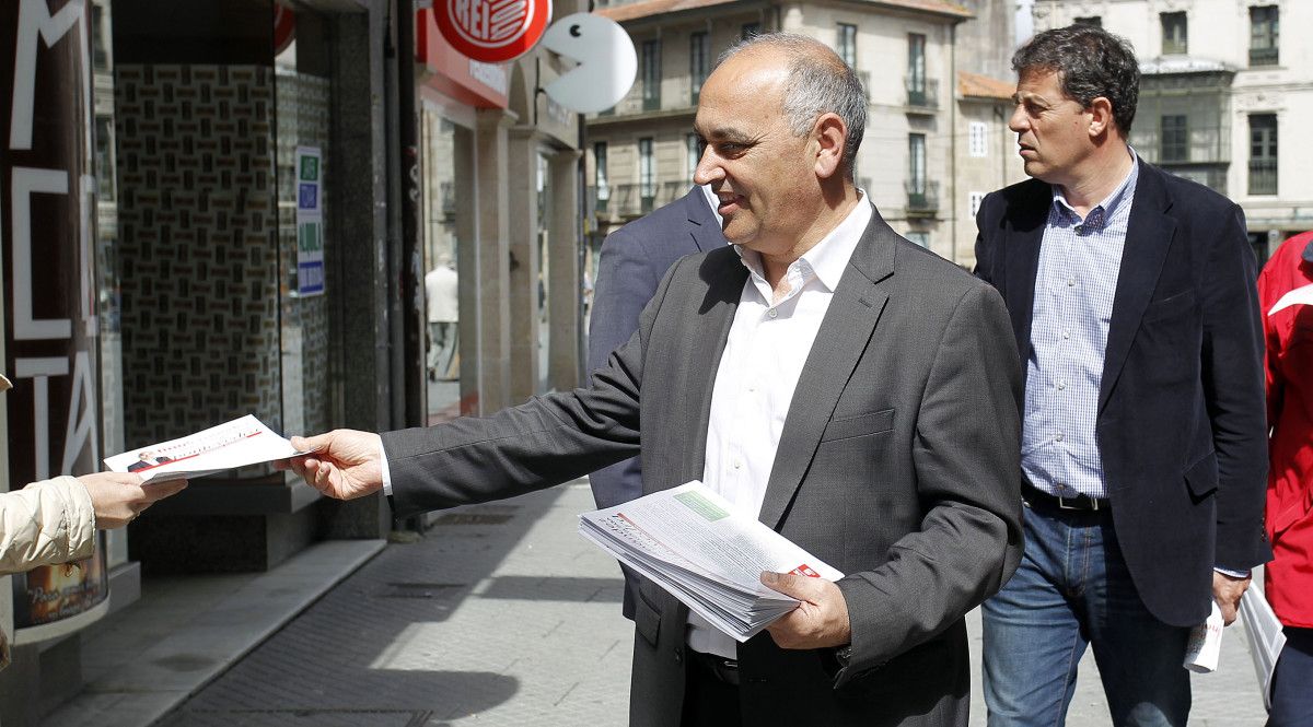 Agustín Fernández reparte folletos informativos por Pontevedra