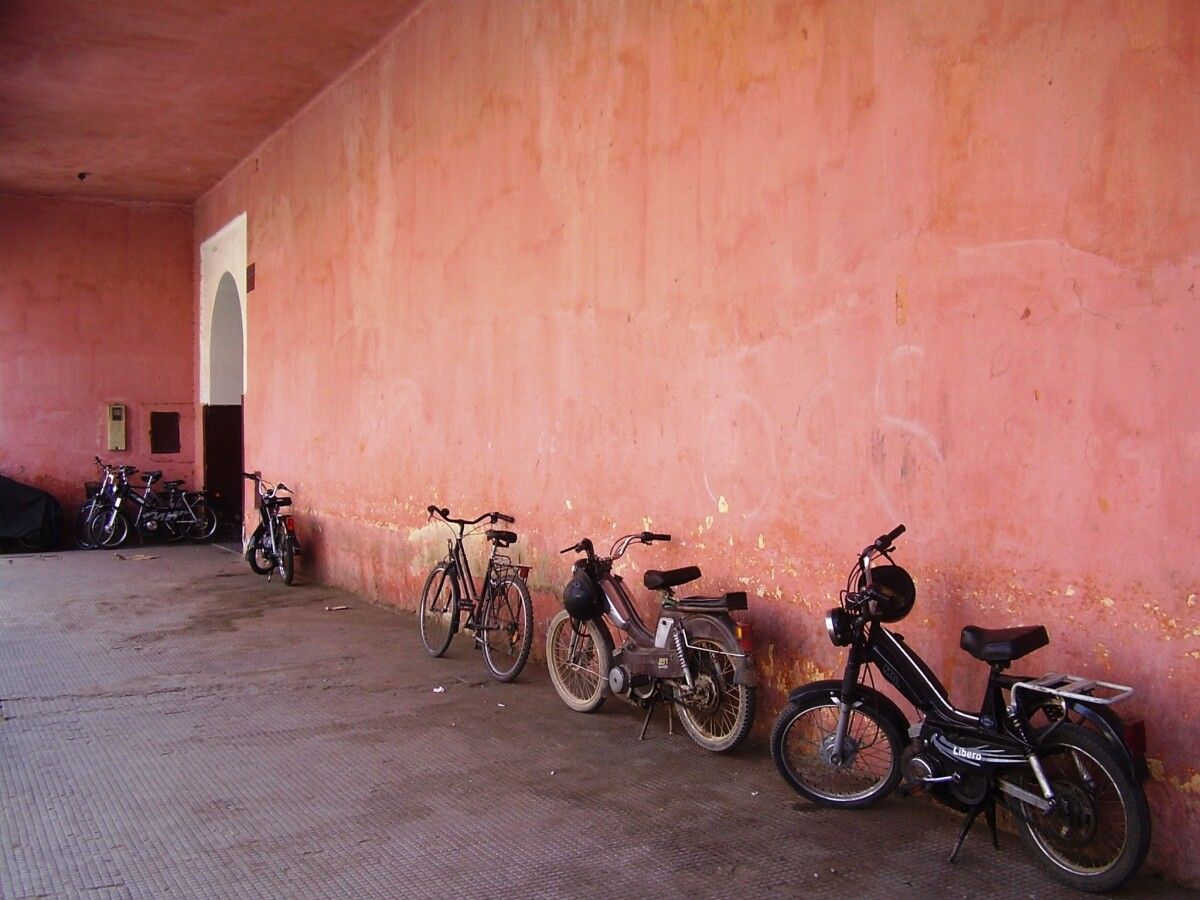 Bicicletas xunto a un muro da medina Bicicletas xunto a un muro da medina