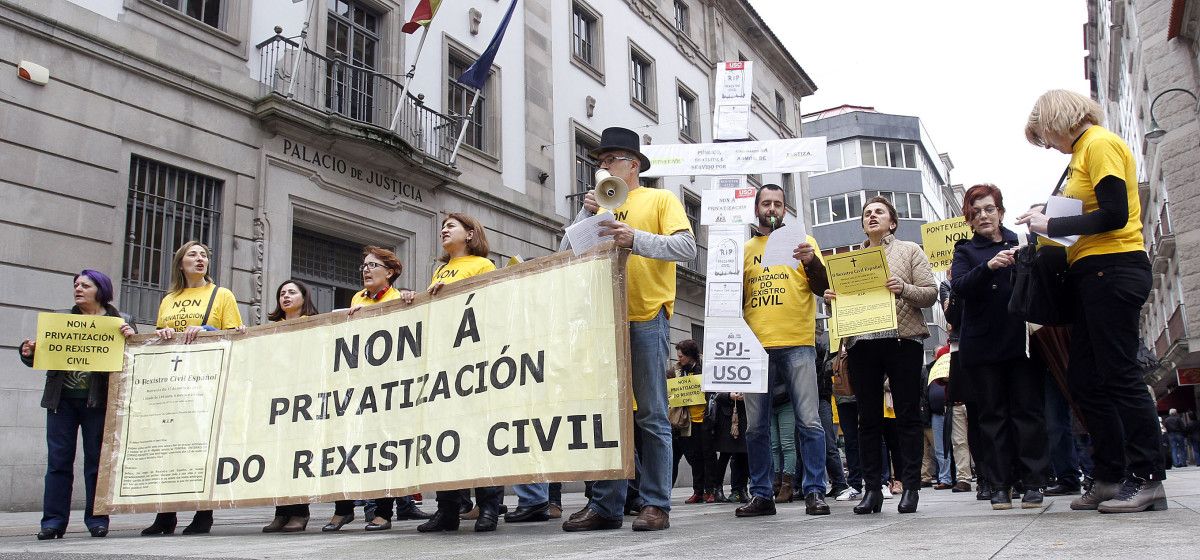 Manifestación-enterro dos traballadores xudiciais contra a privatización do rexistro civil