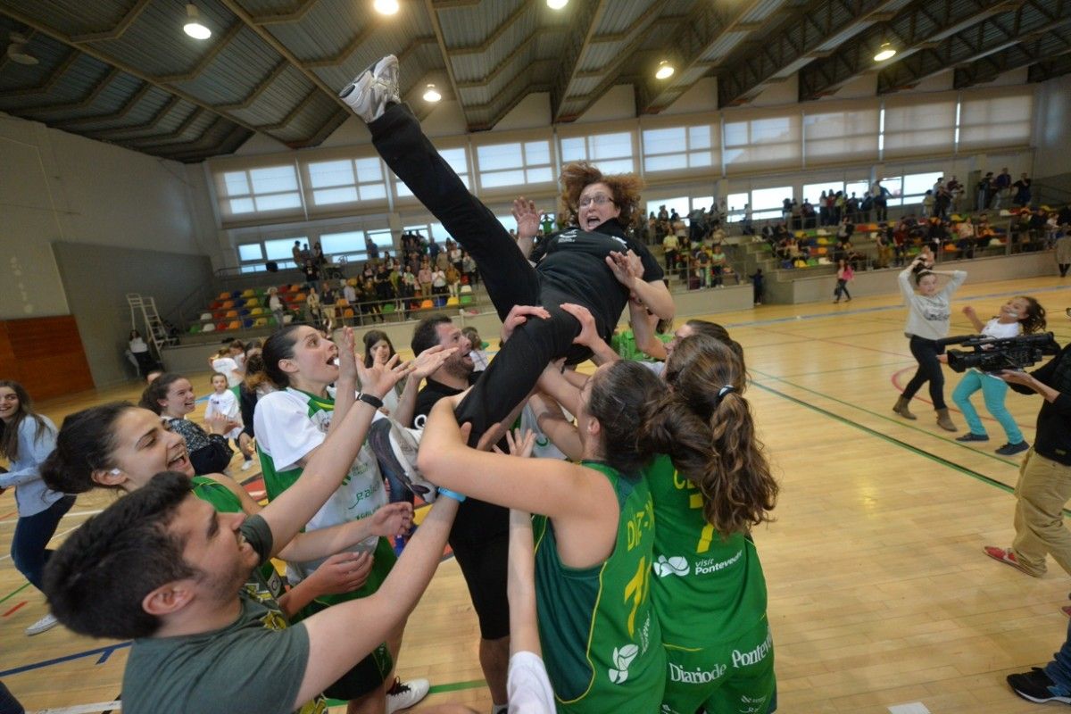 As xogadoras do Arxil mantean á súa adestradora Mayte Méndez tras vencer a Universidad de Oviedo