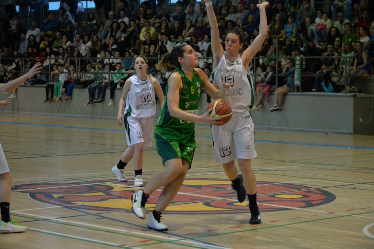 Ana María Román no partido entre Arxil e Universidad de Oviedo