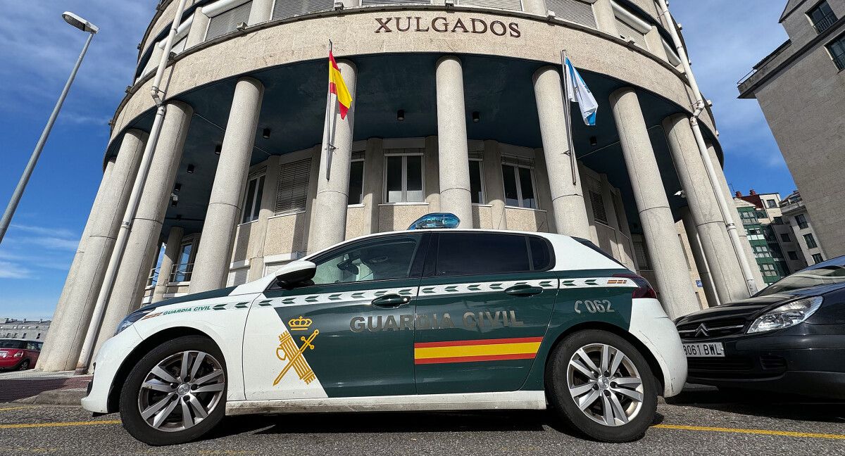 Patrulla da Garda Civil nos xulgados da Parda