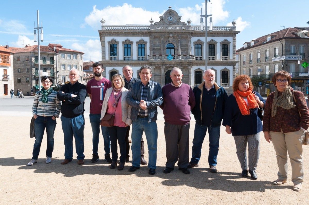 Lores con los diez miembros del grupo de apoyo a la candidatura del BNG de Pontevedra